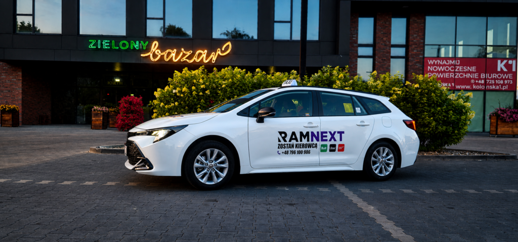 Samochód Ramnext z oznakowaniem firmy
