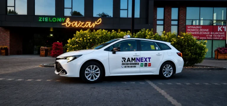 Samochód Ramnext z oznakowaniem firmy